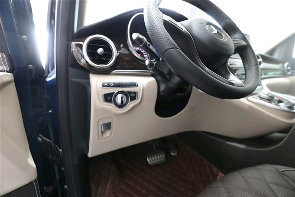 奔驰V250销售电话：13389982878刘经理