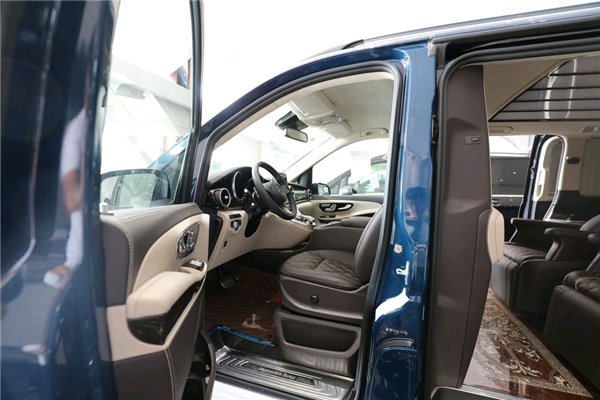 奔驰V250销售电话：13389982878刘经理