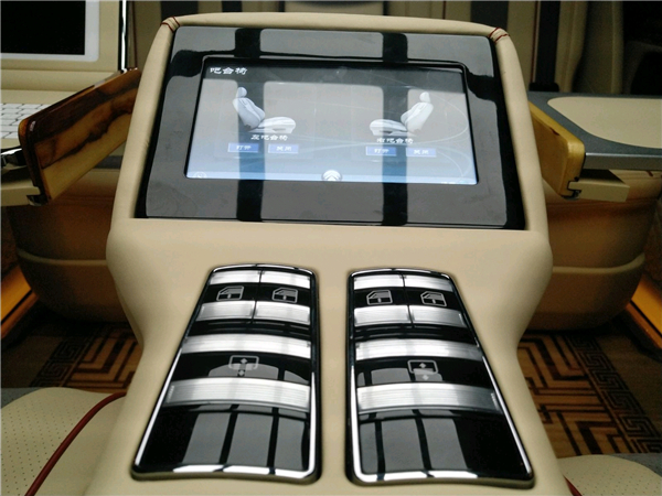 奔驰V250销售电话：13389982878刘经理