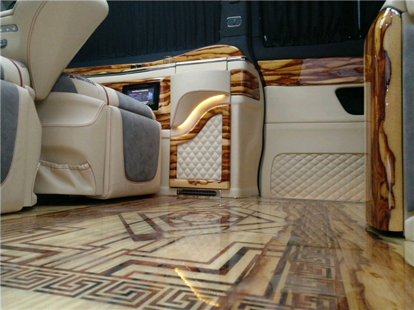 奔驰V250销售电话：13389982878刘经理