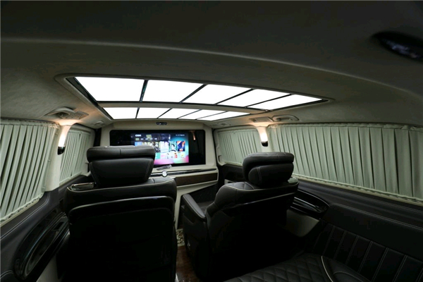 奔驰V250销售电话：13389982878刘经理