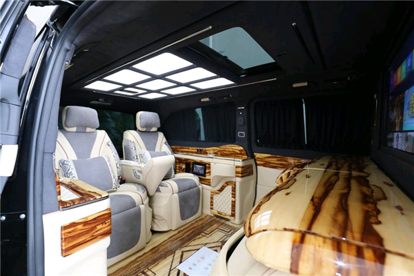 奔驰V250销售电话：13389982878刘经理