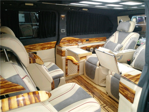 奔驰V250销售电话：13389982878刘经理