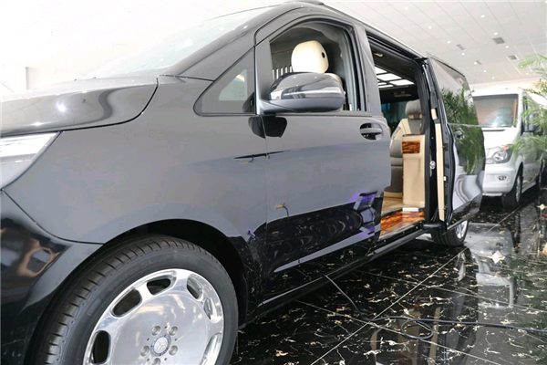 奔驰V250销售电话：13389982878刘经理