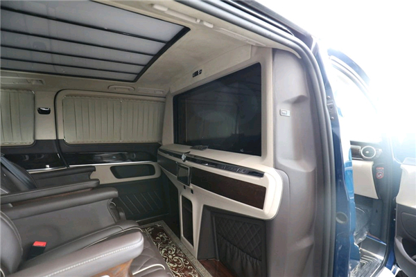 奔驰V250销售电话：13389982878刘经理