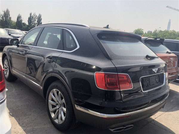 宾利添越柴油版销售电话：13389982878刘经理