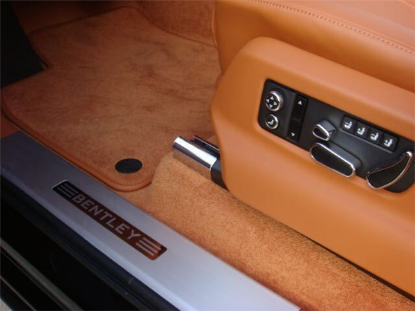 宾利添越销售电话：13389982878刘经理