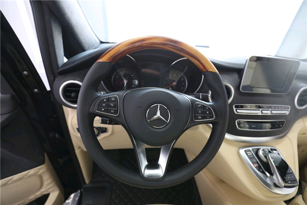 奔驰V250销售电话：13389982878刘经理