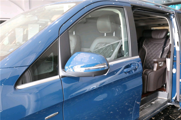 奔驰V250销售电话：13389982878刘经理