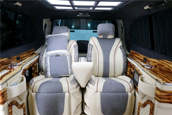 奔驰V250销售电话：13389982878刘经理