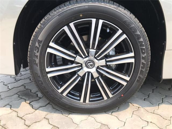 雷克萨斯LX570销售电话：13389982878刘经理