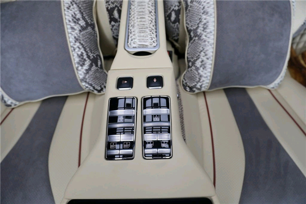 奔驰V250销售电话：13389982878刘经理