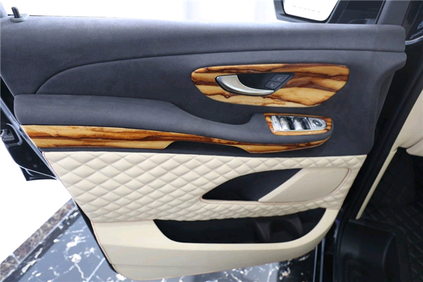 奔驰V250销售电话：13389982878刘经理