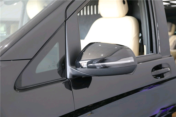 奔驰V250销售电话：13389982878刘经理