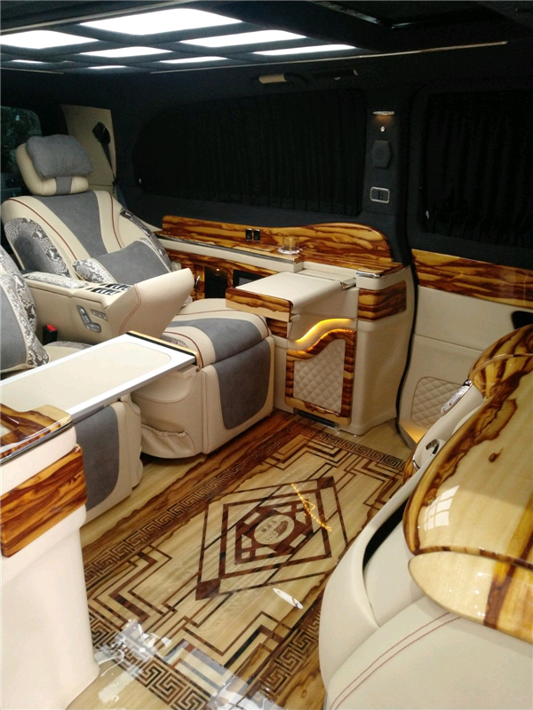 奔驰V250销售电话：13389982878刘经理