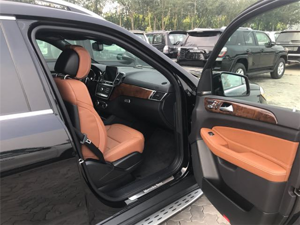 奔驰GLS450销售电话：13389982878刘经理