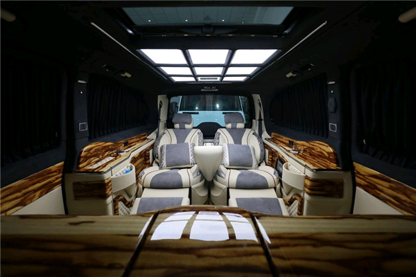 奔驰V250销售电话：13389982878刘经理