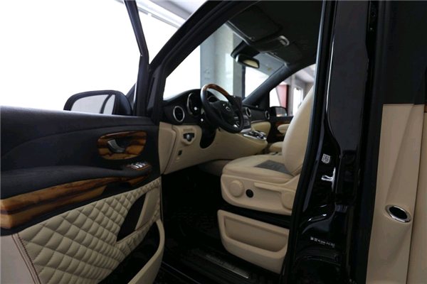 奔驰V250销售电话：13389982878刘经理