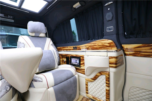 奔驰V250销售电话：13389982878刘经理