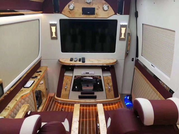 宾利斯宾特房车销售电话：13389982878刘经理