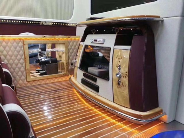 宾利斯宾特房车销售电话：13389982878刘经理