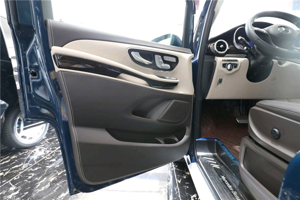 奔驰V250销售电话：13389982878刘经理