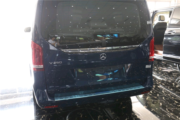 奔驰V250销售电话：13389982878刘经理