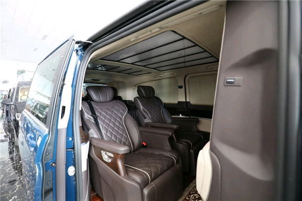 奔驰V250销售电话：13389982878刘经理