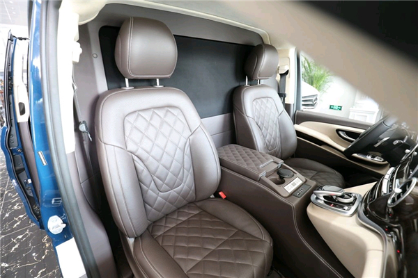 奔驰V250销售电话：13389982878刘经理