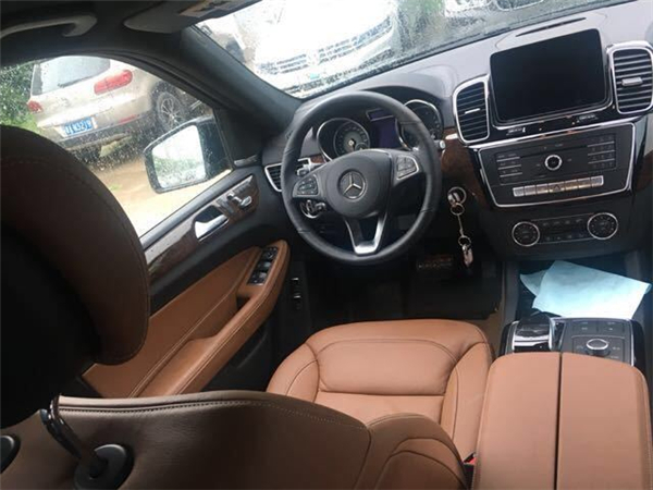 奔驰GLS450销售电话：13389982878刘经理