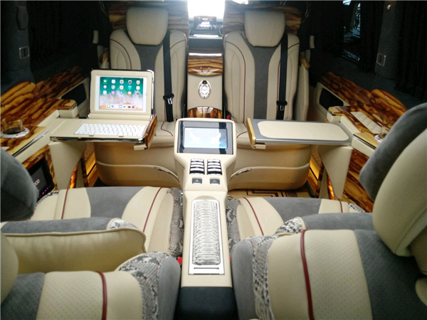 奔驰V250销售电话：13389982878刘经理