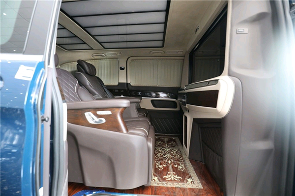 奔驰V250销售电话：13389982878刘经理