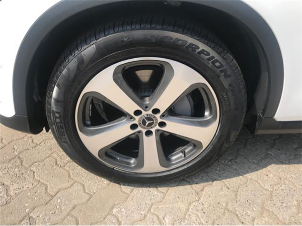 奔驰GLC300销售电话：13389982878刘经理