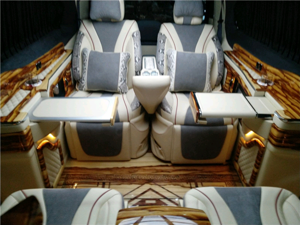 奔驰V250销售电话：13389982878刘经理