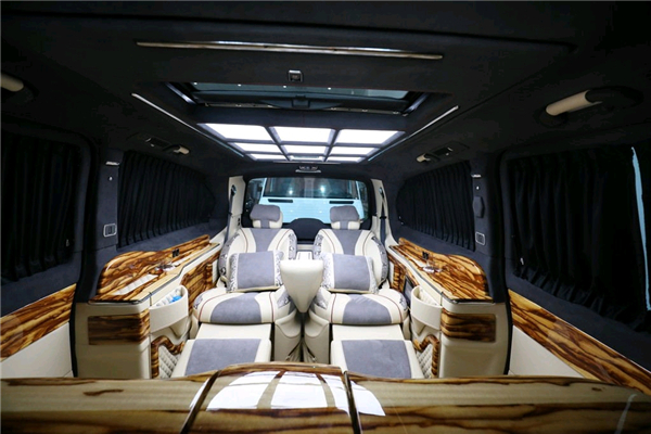 奔驰V250销售电话：13389982878刘经理