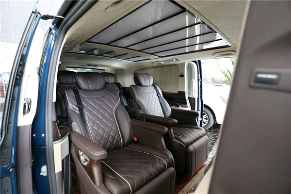 奔驰V250销售电话：13389982878刘经理