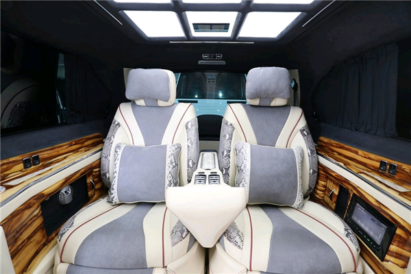 奔驰V250销售电话：13389982878刘经理