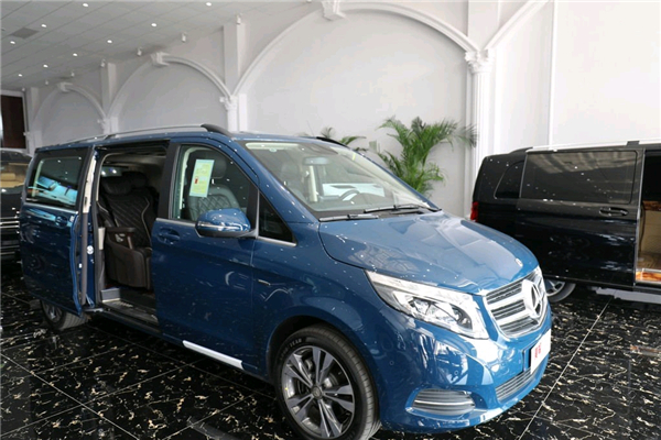 奔驰V250销售电话：13389982878刘经理