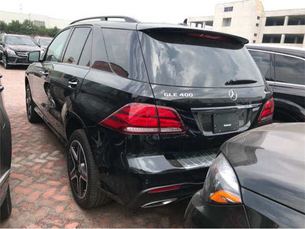 奔驰GLE400销售电话：13389982878刘经理