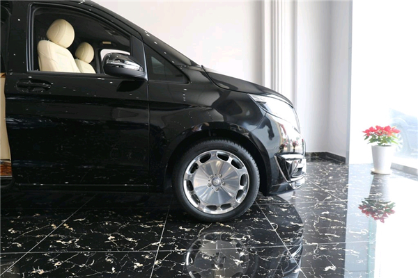 奔驰V250销售电话：13389982878刘经理