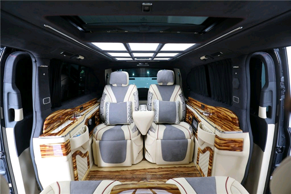 奔驰V250销售电话：13389982878刘经理