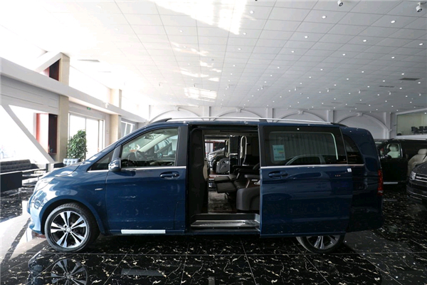 奔驰V250销售电话：13389982878刘经理