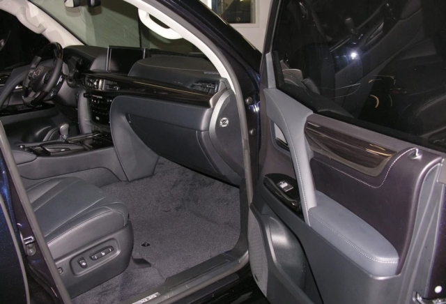 雷克萨斯LX450D销售电话：13389982878刘经理