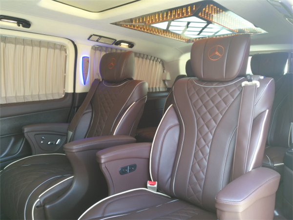 奔驰V250销售电话：13389982878刘经理