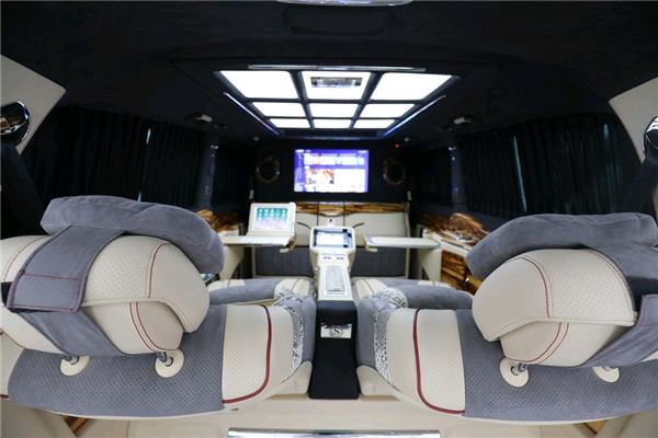 奔驰V250销售电话：13389982878刘经理