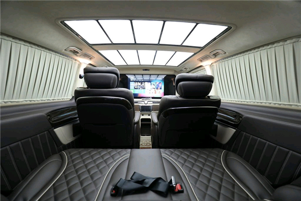 奔驰V250销售电话：13389982878刘经理