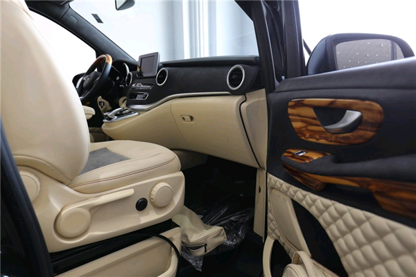 奔驰V250销售电话：13389982878刘经理