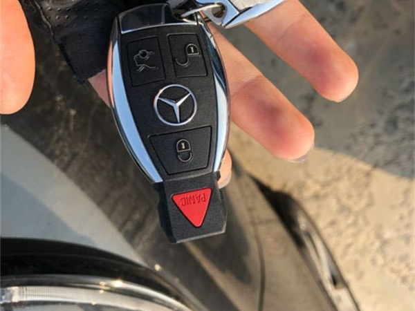 奔驰GLC300销售电话：13389982878刘经理