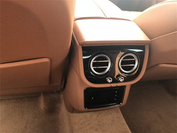 宾利添越柴油版销售电话：13389982878刘经理