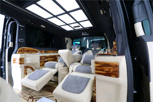 奔驰V250销售电话：13389982878刘经理